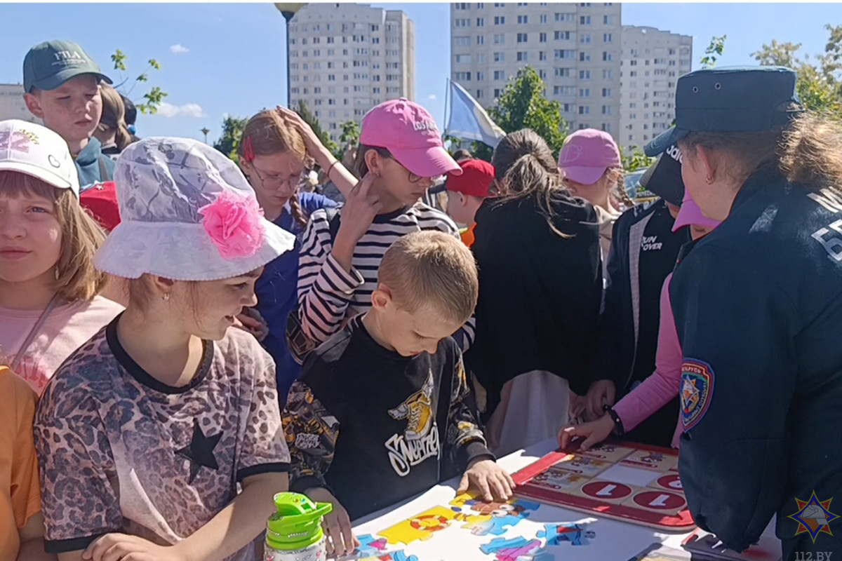 В Бобруйске в День защиты детей спасатели с помощью логических игр рассказали родителям и детям о безопасности