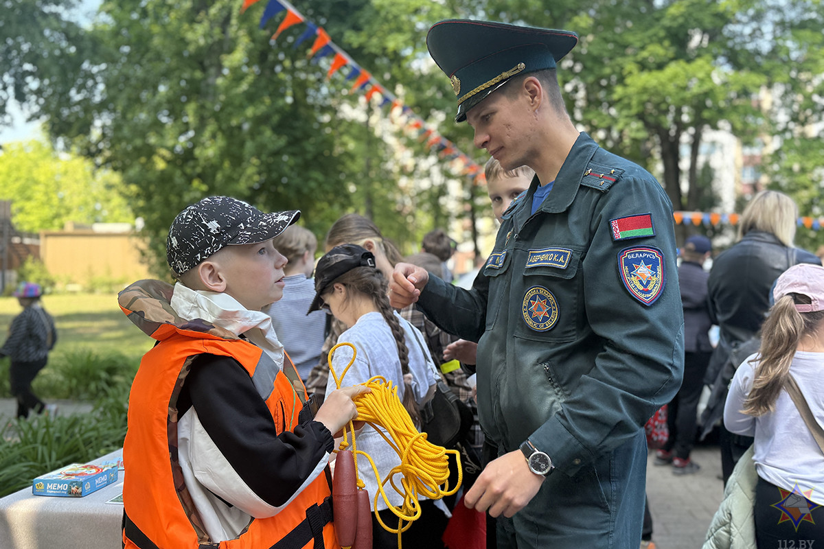 В Бобруйске в День защиты детей спасатели с помощью логических игр рассказали родителям и детям о безопасности