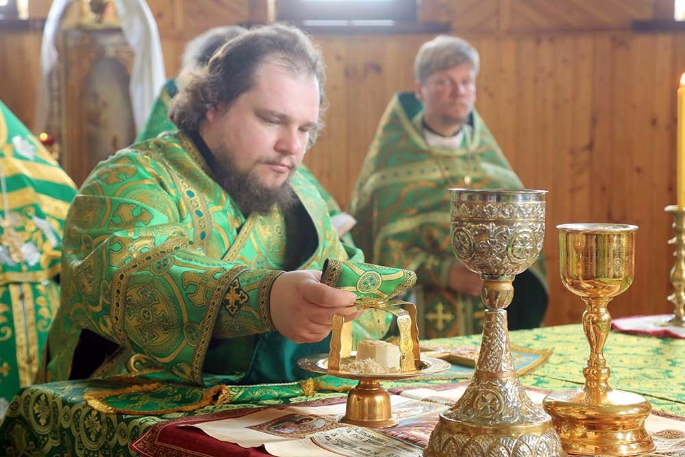 Епископ Бобруйский и Быховский Серафим во Вторник Пятидесятницы возглавил Божественную литургию в храме Святой Живоначальной Троицы в деревне Турки