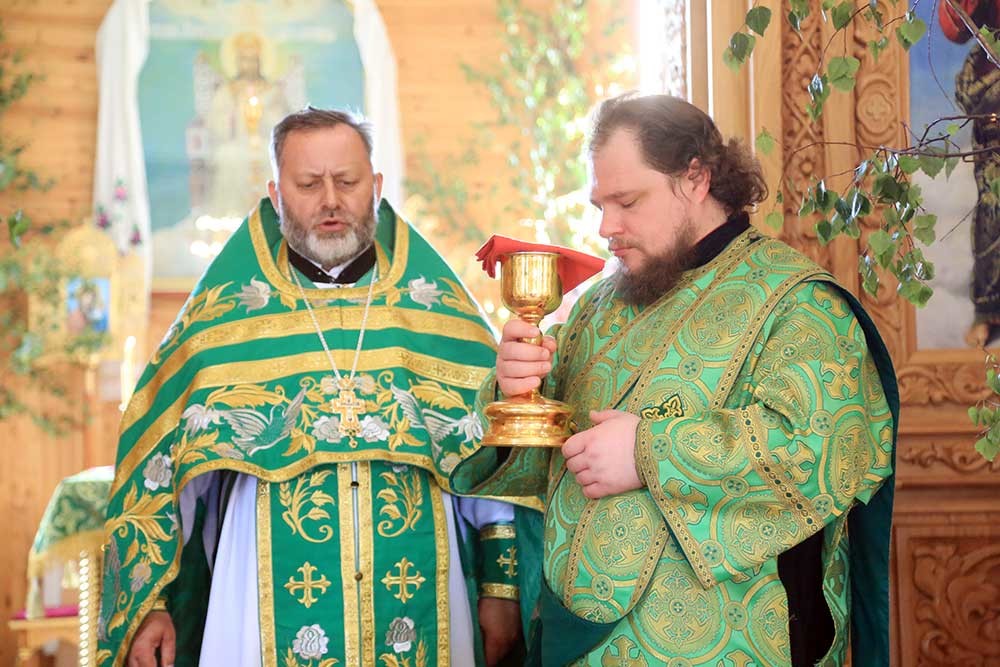 Епископ Бобруйский и Быховский Серафим во Вторник Пятидесятницы возглавил Божественную литургию в храме Святой Живоначальной Троицы в деревне Турки