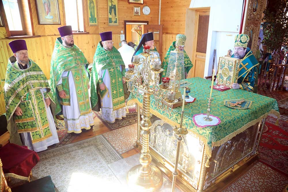 Епископ Бобруйский и Быховский Серафим во Вторник Пятидесятницы возглавил Божественную литургию в храме Святой Живоначальной Троицы в деревне Турки