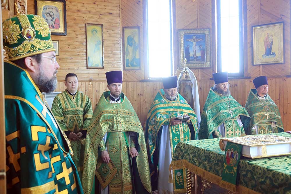 Епископ Бобруйский и Быховский Серафим во Вторник Пятидесятницы возглавил Божественную литургию в храме Святой Живоначальной Троицы в деревне Турки