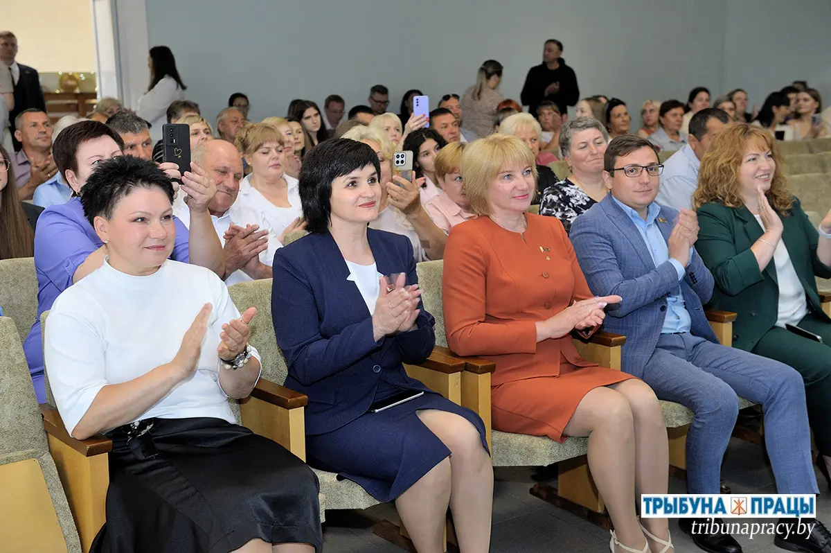 В Бобруйском районе 59 выпускникам вручили аттестаты, из них: 3 медалиста и 1 стобалльник
