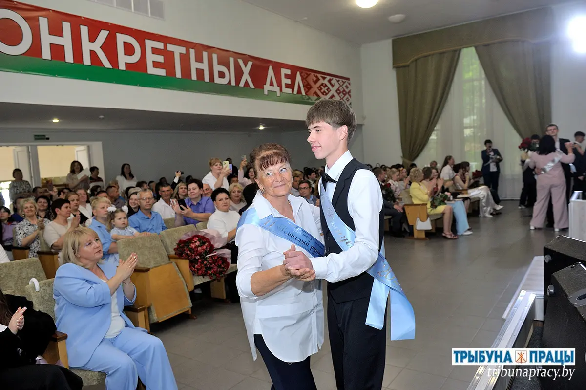 В Бобруйском районе 59 выпускникам вручили аттестаты, из них: 3 медалиста и 1 стобалльник