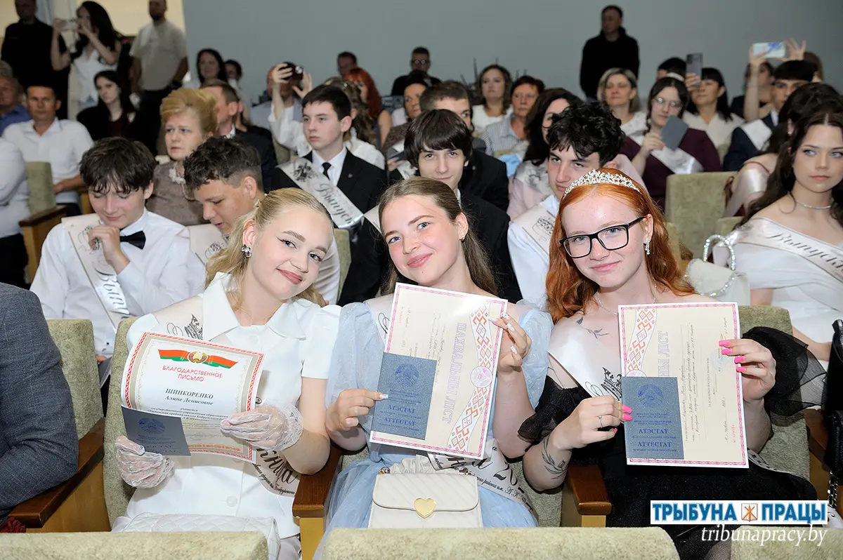 В Бобруйском районе 59 выпускникам вручили аттестаты, из них: 3 медалиста и 1 стобалльник