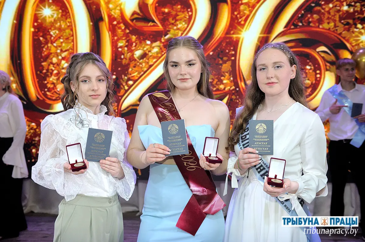 В Бобруйском районе 59 выпускникам вручили аттестаты, из них: 3 медалиста и 1 стобалльник