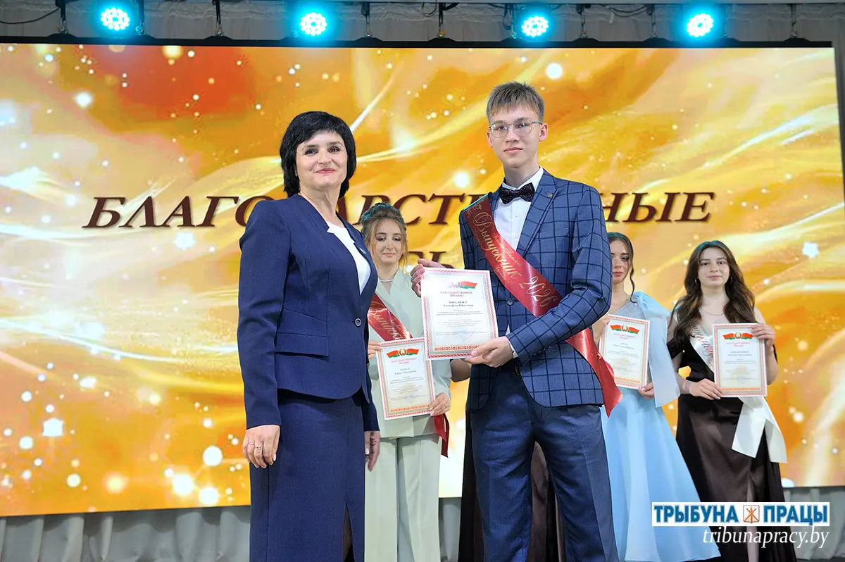 В Бобруйском районе 59 выпускникам вручили аттестаты, из них: 3 медалиста и 1 стобалльник