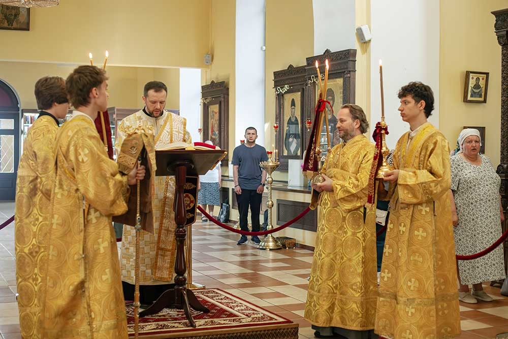 Епископ Бобруйский и Быховский Серафим возглавил Божественную литургию в кафедральном соборе святителя Николая в день памяти святителя Луки Епископ Бобруйский и Быховский Серафим возглавил Божественную литургию в кафедральном соборе святителя Николая в день памяти святителя Луки
