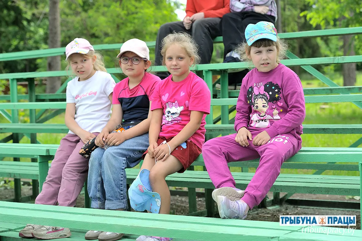 Работники районного Центра творчества Бобруйска в образах Маши и Медведя провели спортивные эстафеты для детей