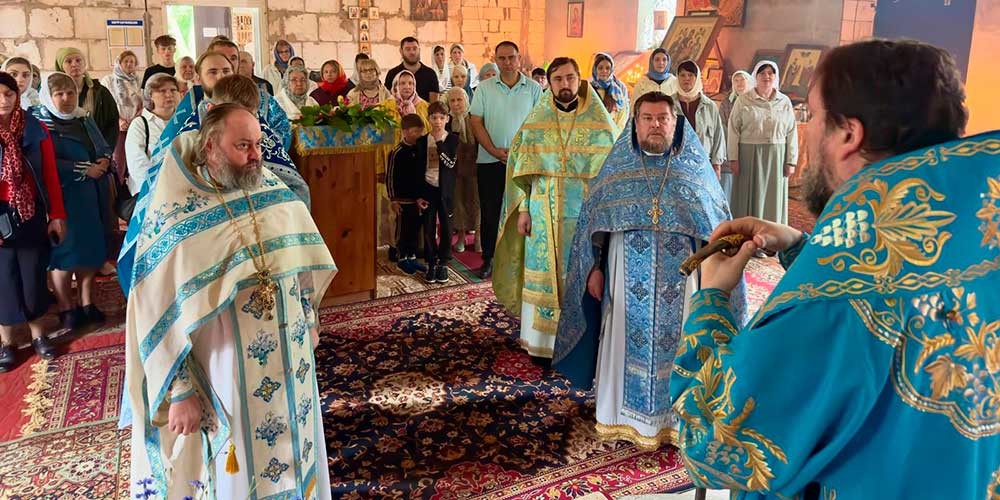 Епископ Бобруйский и Быховский Серафим возглавил праздничную литургию в Прощанской пустыни в честь иконы &laquo;Живоносный Источник&raquo;