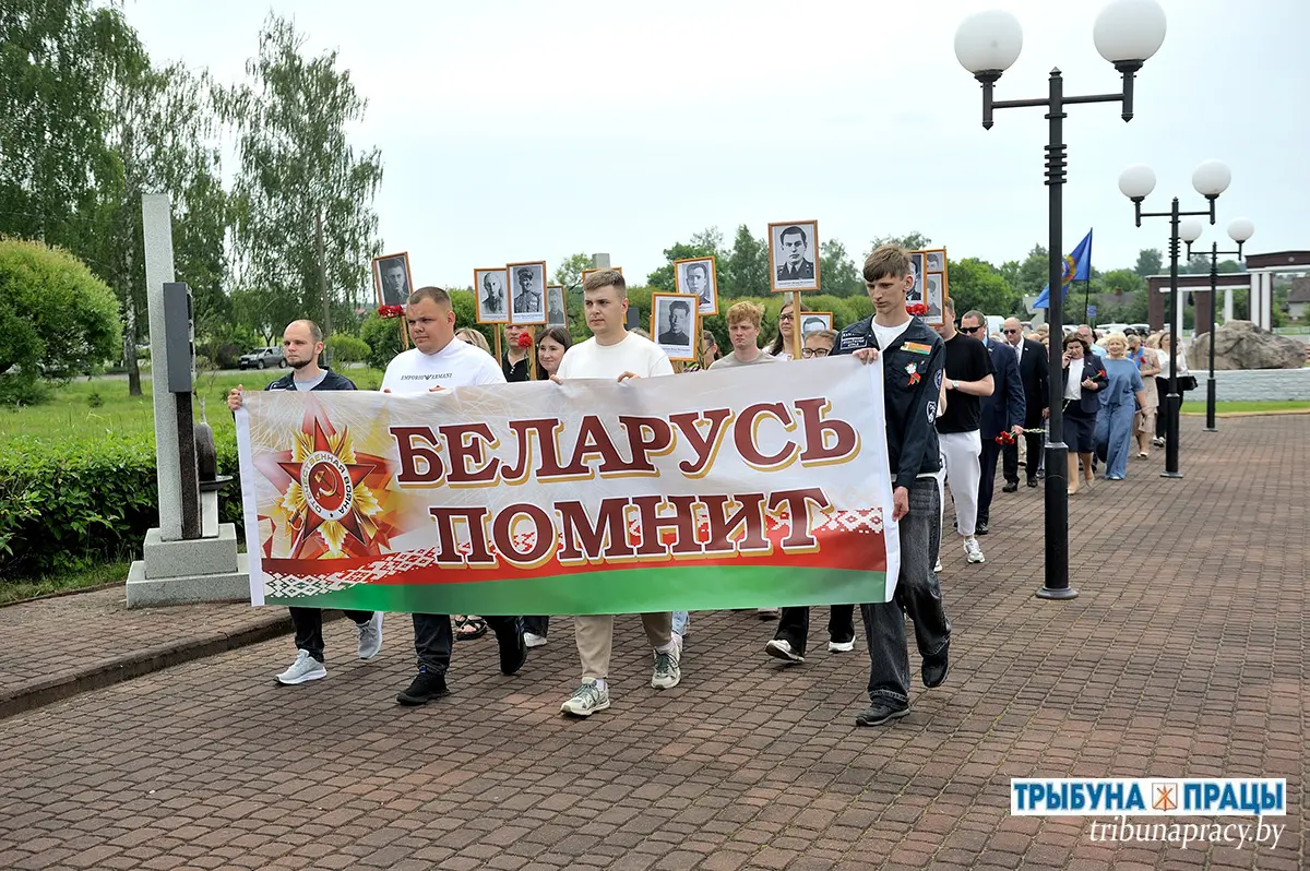 Слёзы, минута молчания и алые гвоздики: Бобруйский район почтил память жертв Великой Отечественной войны у &laquo;Кургана Славы&raquo;