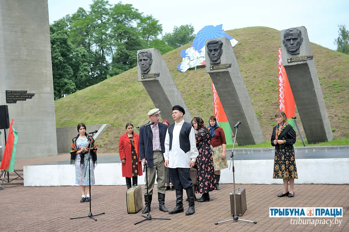 Слёзы, минута молчания и алые гвоздики: Бобруйский район почтил память жертв Великой Отечественной войны у &laquo;Кургана Славы&raquo;