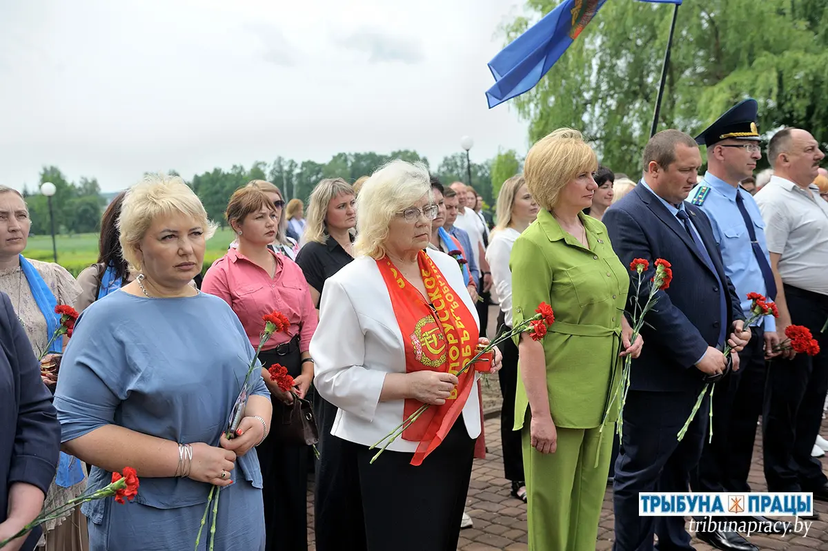 Слёзы, минута молчания и алые гвоздики: Бобруйский район почтил память жертв Великой Отечественной войны у &laquo;Кургана Славы&raquo;