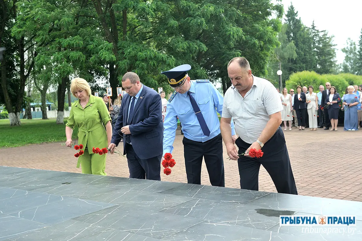 Слёзы, минута молчания и алые гвоздики: Бобруйский район почтил память жертв Великой Отечественной войны у &laquo;Кургана Славы&raquo;