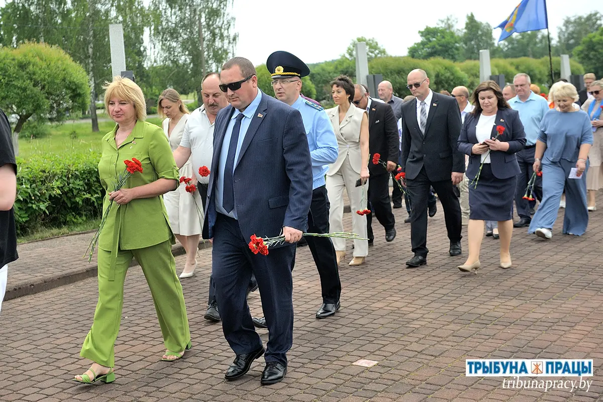 Слёзы, минута молчания и алые гвоздики: Бобруйский район почтил память жертв Великой Отечественной войны у &laquo;Кургана Славы&raquo;