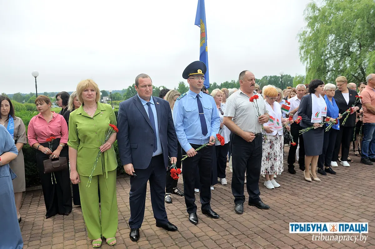 Слёзы, минута молчания и алые гвоздики: Бобруйский район почтил память жертв Великой Отечественной войны у &laquo;Кургана Славы&raquo;