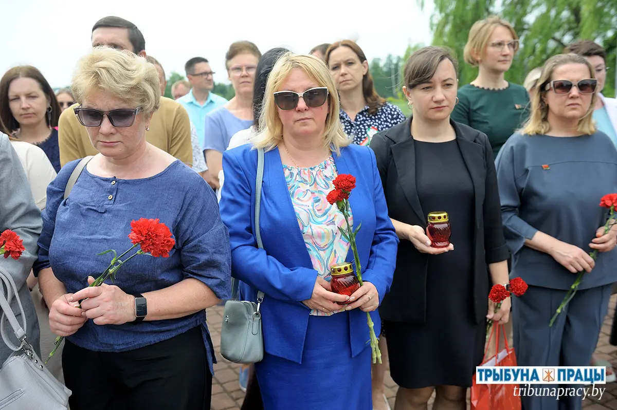 Слёзы, минута молчания и алые гвоздики: Бобруйский район почтил память жертв Великой Отечественной войны у &laquo;Кургана Славы&raquo;