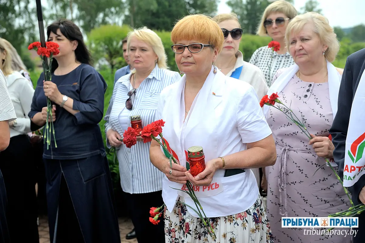 Слёзы, минута молчания и алые гвоздики: Бобруйский район почтил память жертв Великой Отечественной войны у &laquo;Кургана Славы&raquo;