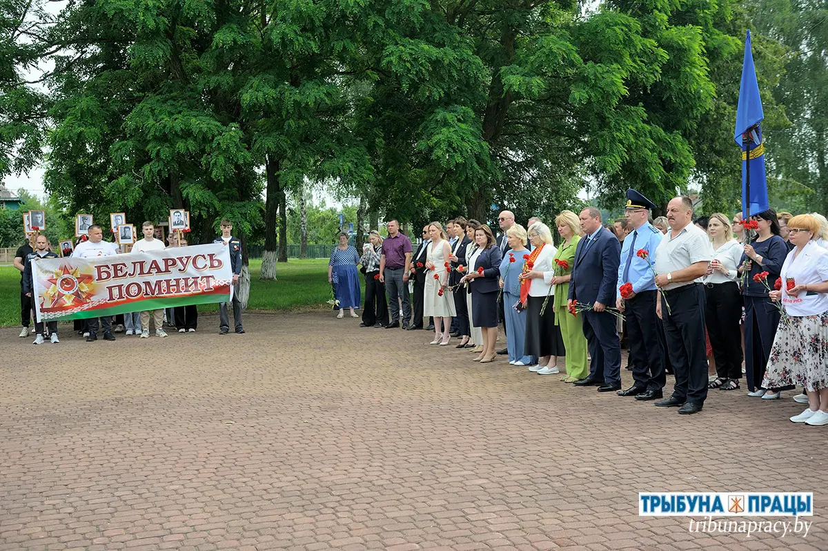 Слёзы, минута молчания и алые гвоздики: Бобруйский район почтил память жертв Великой Отечественной войны у &laquo;Кургана Славы&raquo;