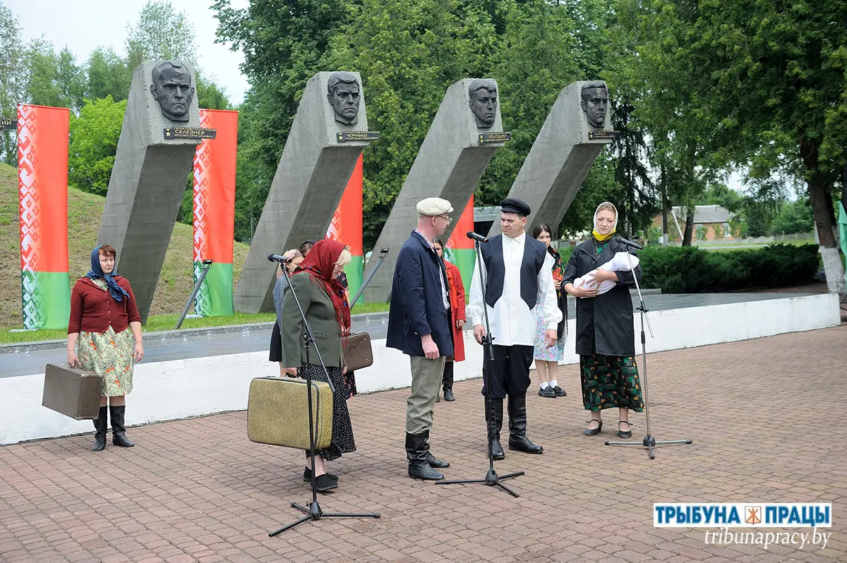 Слёзы, минута молчания и алые гвоздики: Бобруйский район почтил память жертв Великой Отечественной войны у &laquo;Кургана Славы&raquo;