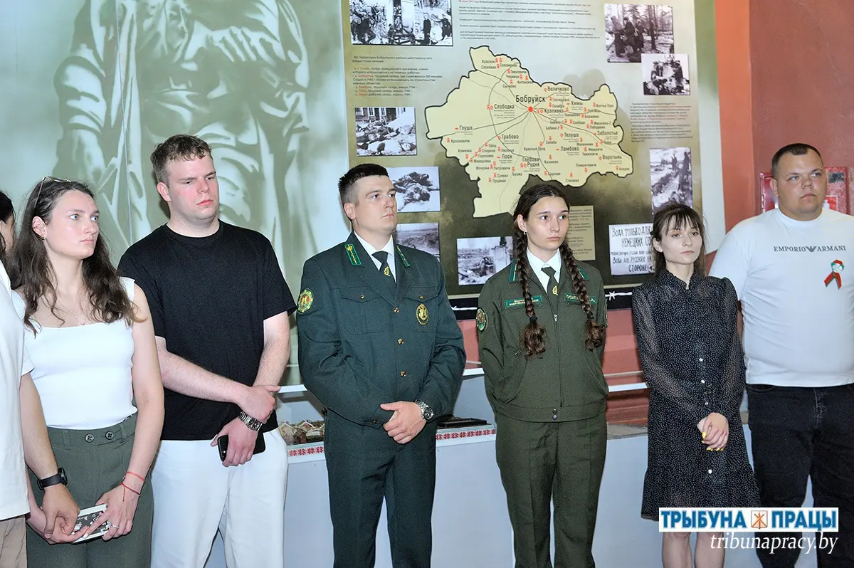 2-й день Марафона молодежи и студенчества: молодые люди Бобруйского района посетили историко-краеведческий музей, познакомились с военными экспонатами и фронтовыми письмами 