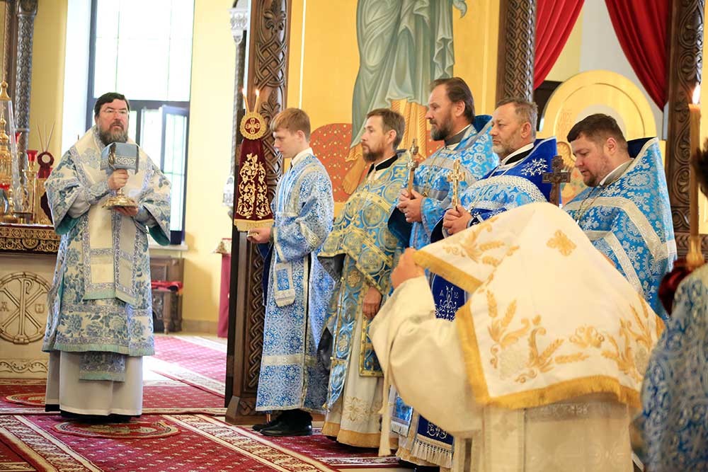 Епископ Бобруйский и Быховский Серафим возглавил Божественную литургию в кафедральном соборе святителя Николая в день памяти апостолов Варфоломея и Варнавы