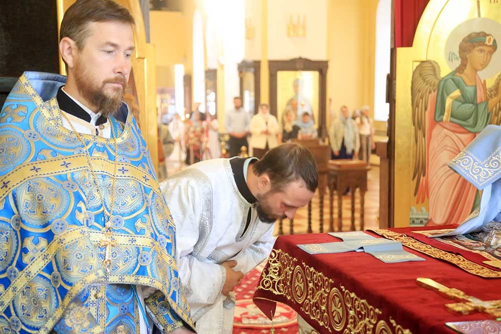 Епископ Бобруйский и Быховский Серафим возглавил Божественную литургию в кафедральном соборе святителя Николая в день памяти апостолов Варфоломея и Варнавы