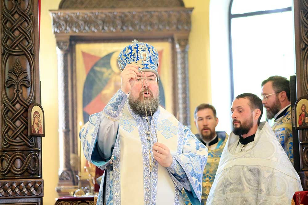 Епископ Бобруйский и Быховский Серафим возглавил Божественную литургию в кафедральном соборе святителя Николая в день памяти апостолов Варфоломея и Варнавы