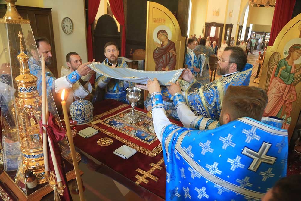 Епископ Бобруйский и Быховский Серафим возглавил Божественную литургию в кафедральном соборе святителя Николая в день памяти апостолов Варфоломея и Варнавы