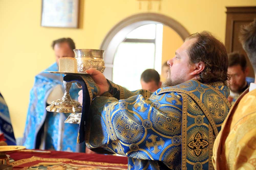 Епископ Бобруйский и Быховский Серафим возглавил Божественную литургию в кафедральном соборе святителя Николая в день памяти апостолов Варфоломея и Варнавы