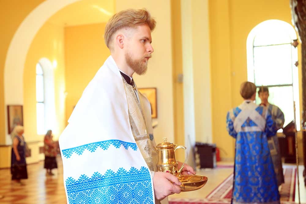 Епископ Бобруйский и Быховский Серафим возглавил Божественную литургию в кафедральном соборе святителя Николая в день памяти апостолов Варфоломея и Варнавы