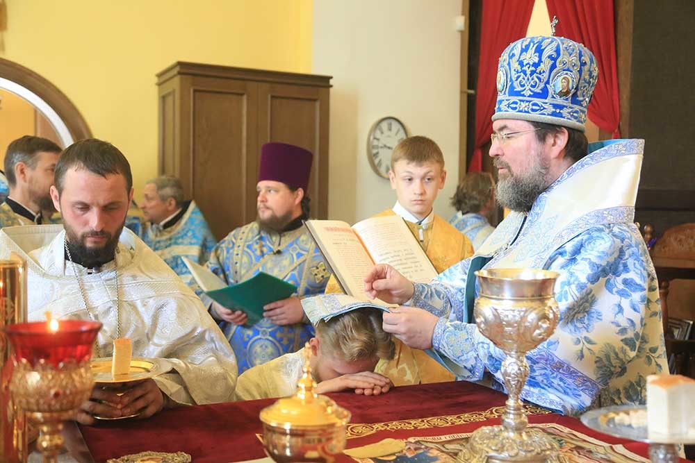 Епископ Бобруйский и Быховский Серафим возглавил Божественную литургию в кафедральном соборе святителя Николая в день памяти апостолов Варфоломея и Варнавы