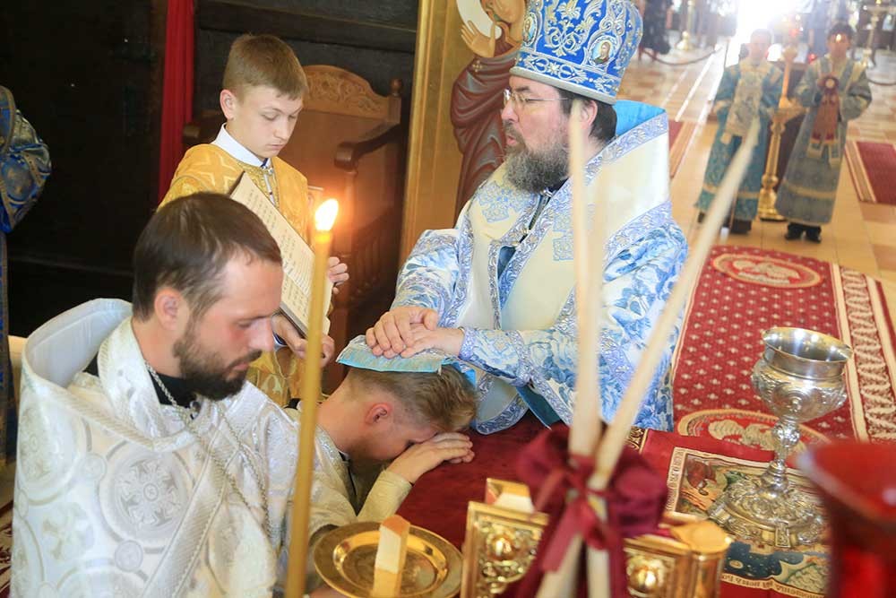 Епископ Бобруйский и Быховский Серафим возглавил Божественную литургию в кафедральном соборе святителя Николая в день памяти апостолов Варфоломея и Варнавы