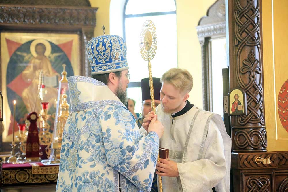 Епископ Бобруйский и Быховский Серафим возглавил Божественную литургию в кафедральном соборе святителя Николая в день памяти апостолов Варфоломея и Варнавы