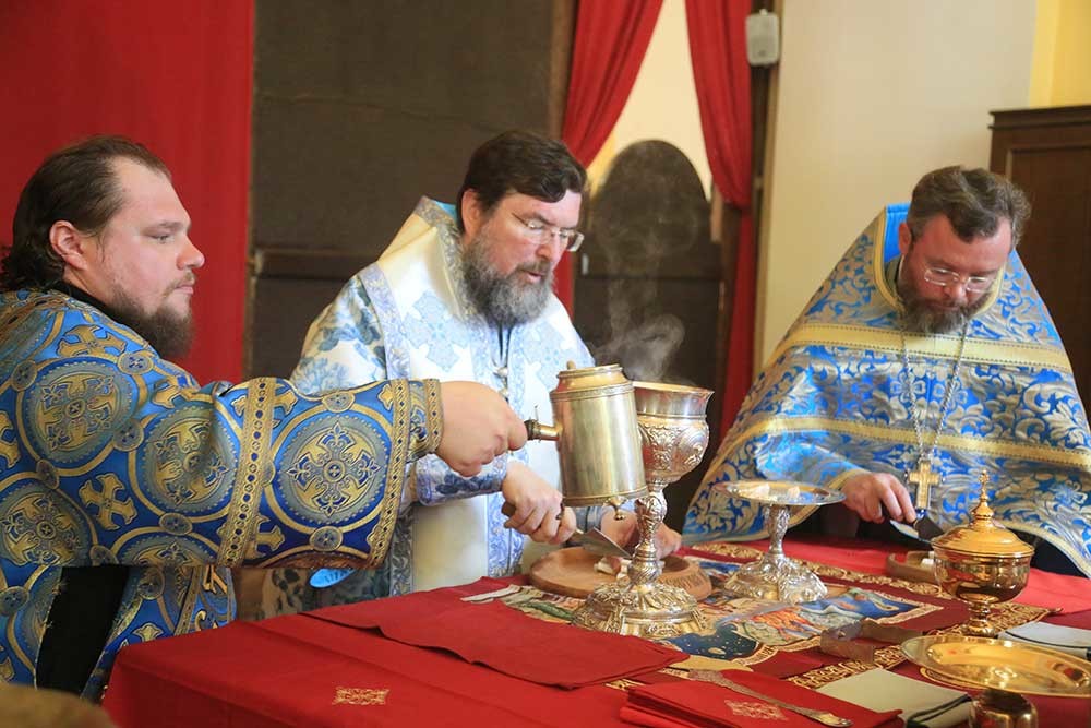 Епископ Бобруйский и Быховский Серафим возглавил Божественную литургию в кафедральном соборе святителя Николая в день памяти апостолов Варфоломея и Варнавы