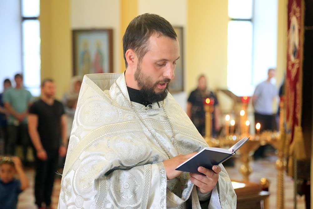 Епископ Бобруйский и Быховский Серафим возглавил Божественную литургию в кафедральном соборе святителя Николая в день памяти апостолов Варфоломея и Варнавы