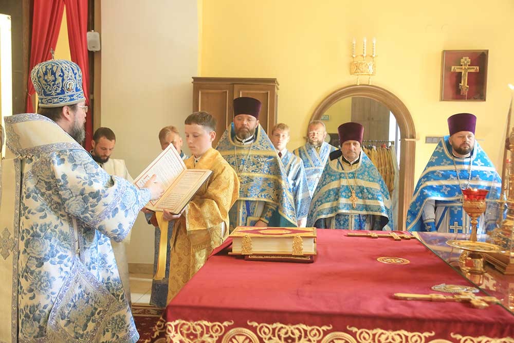 Епископ Бобруйский и Быховский Серафим возглавил Божественную литургию в кафедральном соборе святителя Николая в день памяти апостолов Варфоломея и Варнавы