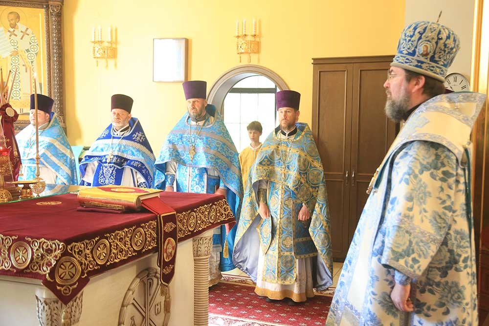 Епископ Бобруйский и Быховский Серафим возглавил Божественную литургию в кафедральном соборе святителя Николая в день памяти апостолов Варфоломея и Варнавы
