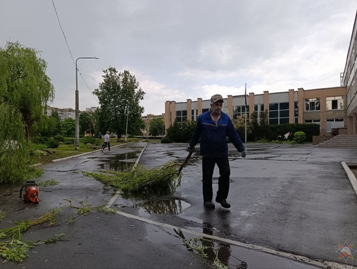 На Бобруйщине спасатели ликвидировали последствия урагана