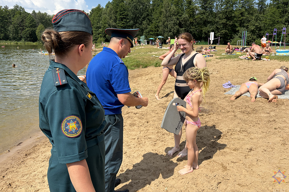 В Бобруйске на пляжах проходят профилактические беседы о безопасности у воды