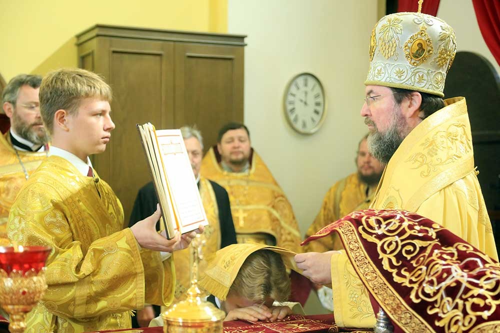 Епископ Бобруйский и Быховский Серафим возглавил Божественную литургию в кафедральном соборе святителя Николая и рукоположил в сан пресвитера Максима Комарчука