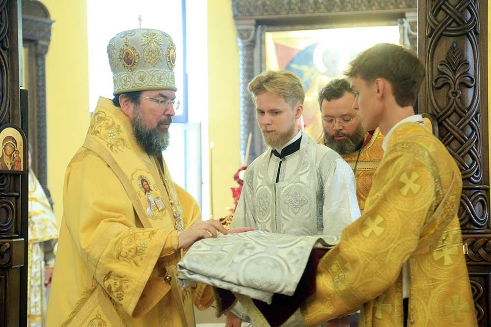 Епископ Бобруйский и Быховский Серафим возглавил Божественную литургию в кафедральном соборе святителя Николая и рукоположил в сан пресвитера Максима Комарчука