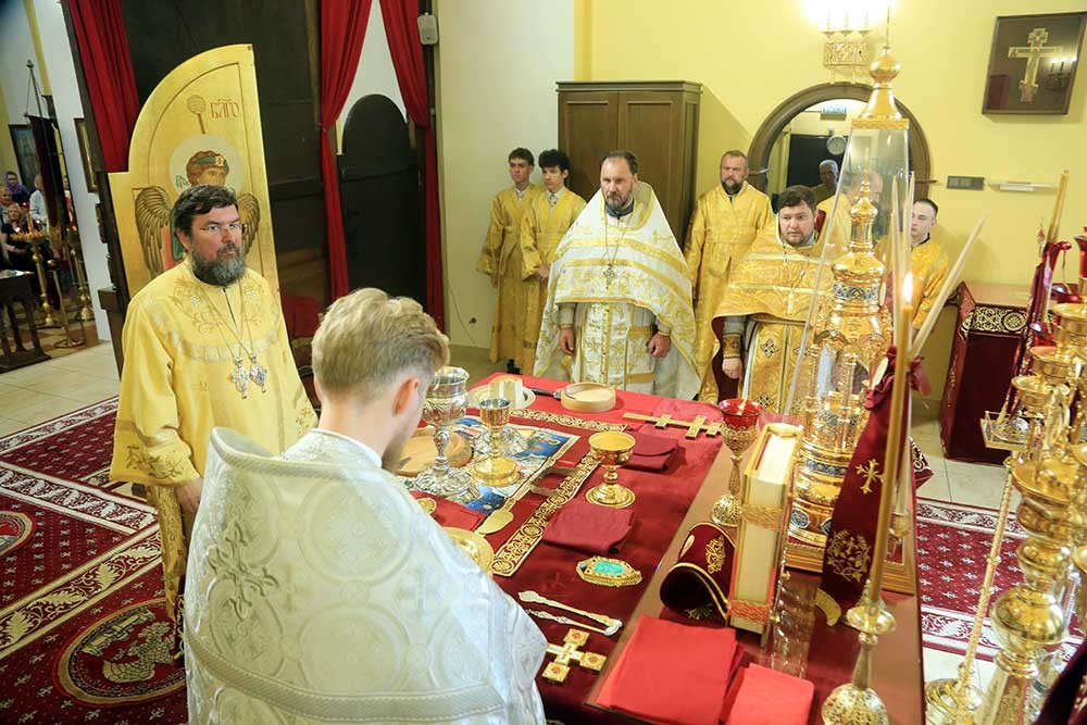 Епископ Бобруйский и Быховский Серафим возглавил Божественную литургию в кафедральном соборе святителя Николая и рукоположил в сан пресвитера Максима Комарчука
