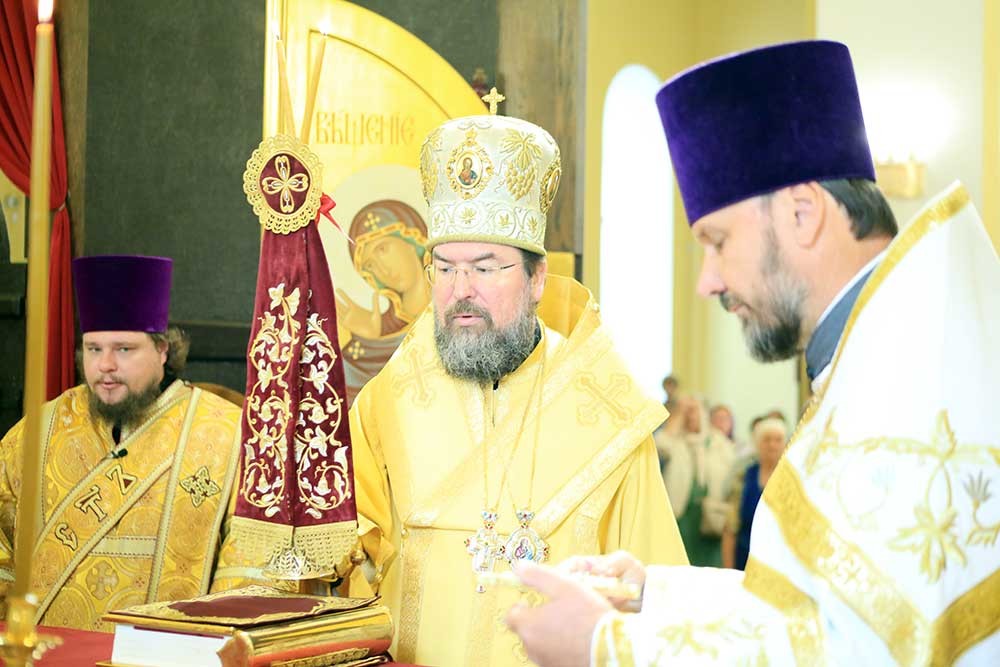 Епископ Бобруйский и Быховский Серафим возглавил Божественную литургию в кафедральном соборе святителя Николая и рукоположил в сан пресвитера Максима Комарчука