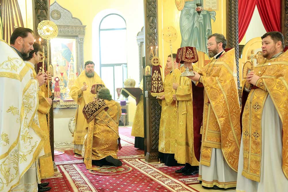 Епископ Бобруйский и Быховский Серафим возглавил Божественную литургию в кафедральном соборе святителя Николая и рукоположил в сан пресвитера Максима Комарчука