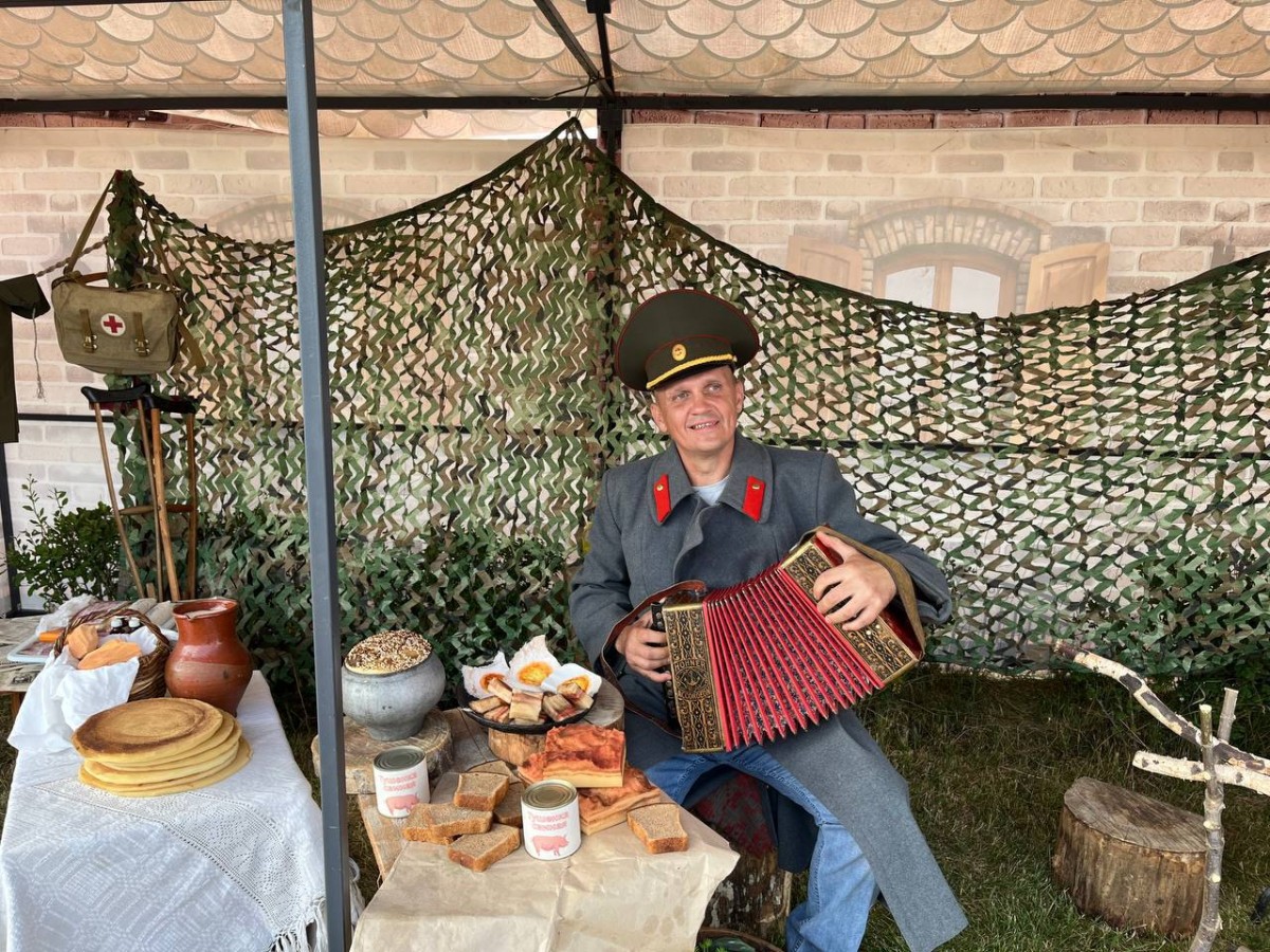 &laquo;Солдатский привал&raquo;,  народные ремёсла и игры с Машей и Алёнкой: как Центр досуга и творчества провёл праздник у &laquo;Бобруйск-Арены&raquo; 