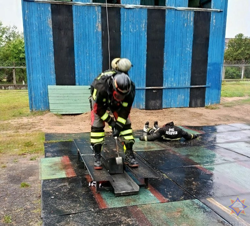 Команда Бобруйского ГРОЧС победила на областных соревнованиях «Сильнейший пожарный-спасатель» Команда Бобруйского ГРОЧС победила на областных соревнованиях «Сильнейший пожарный-спасатель»