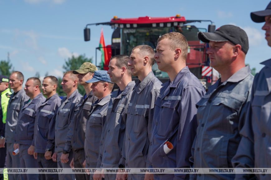 Из ГАИ &mdash; в комбайнеры: госавтоинспектор из Бобруйска Владимир Линкевич отправился на помощь аграриям Белыничского района