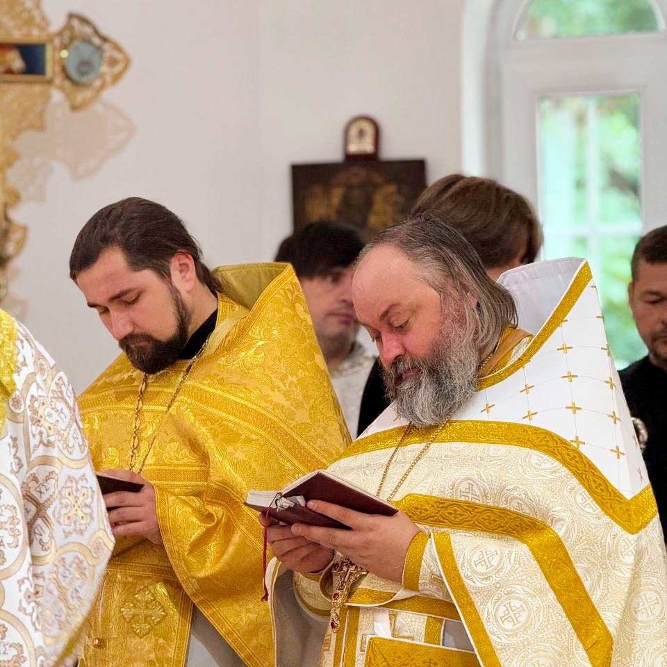 Епископ Бобруйский и Быховский Серафим возглавил престольное торжество в храме Петра и Павла агрогородка Лапичи