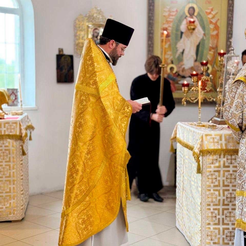 Епископ Бобруйский и Быховский Серафим возглавил престольное торжество в храме Петра и Павла агрогородка Лапичи